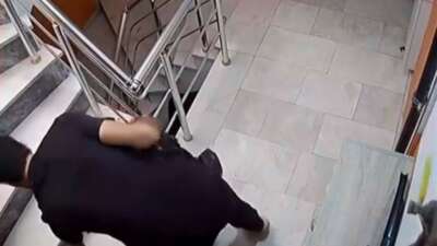 Numaralarına bakıp ayakkabıları çaldı