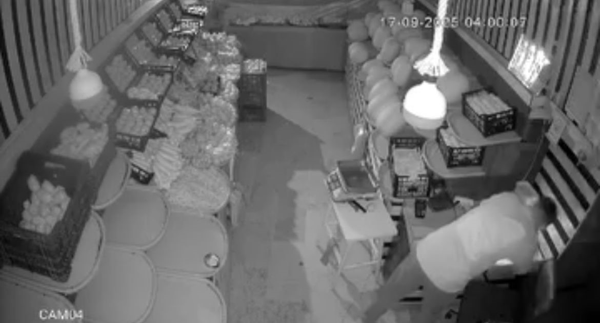 Önce paraları sonra meyveleri çalan şüpheli kamerada