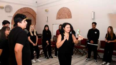 Osmangazi Belediyesi okutarak öğretiyor