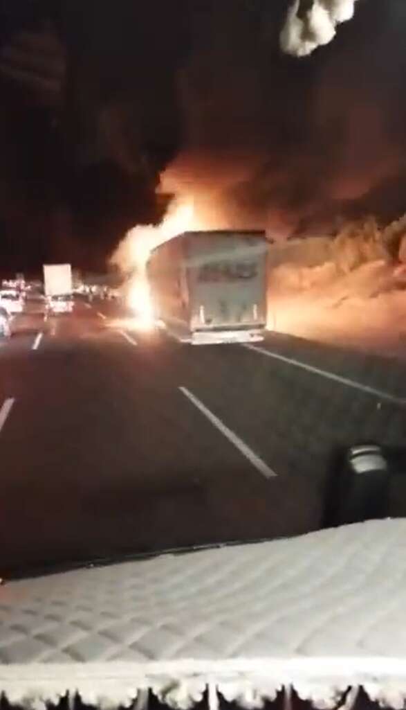 Otobanda tır yandı, patlama anı kamerada