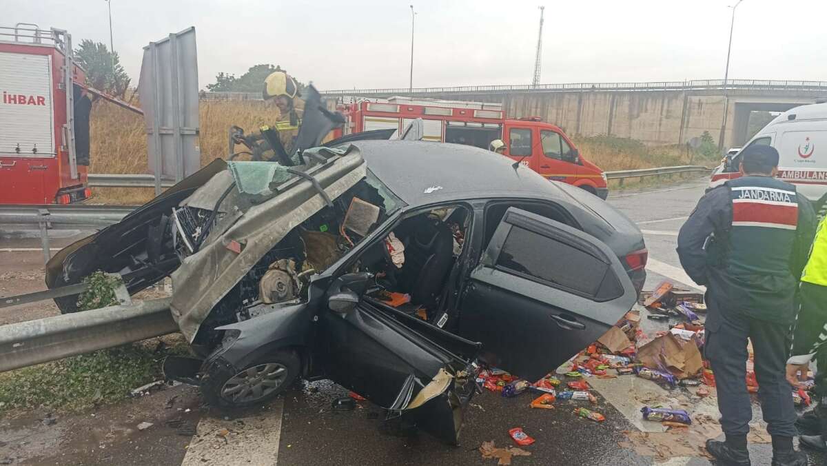 Otomobil bariyerlere saplandı; 1’i ağır 2 kişi yaralandı