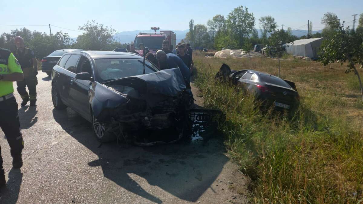 Otomobiller kafa kafaya çarpıştı: 4 yaralı