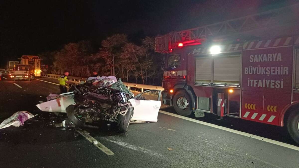 Otoyolda feci kaza, araçtan geriye hurda yığını kaldı: 1 ölü, 1 yaralı