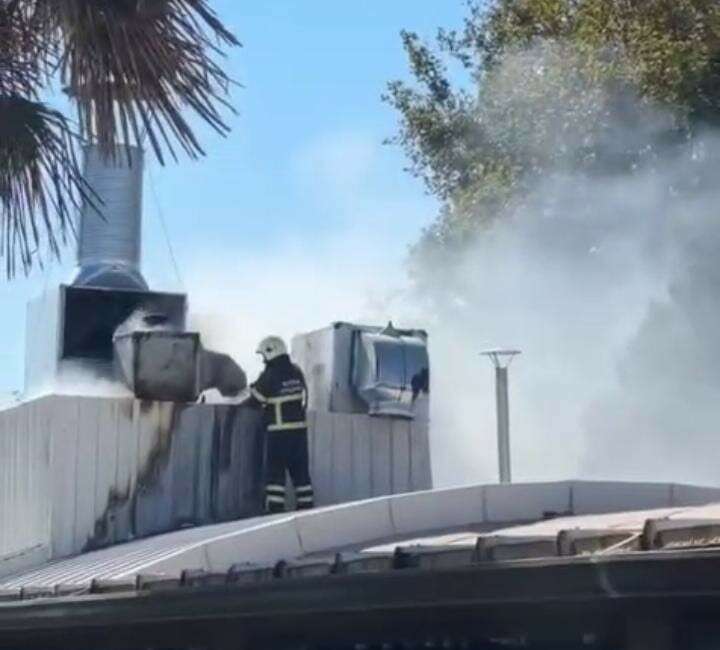 Restoranın çatısından yükselen dumanlar paniğe neden oldu Bursa'nın Mudanya ilçesinde bulunan