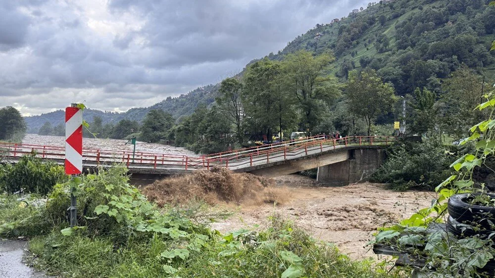 Şiddetli yağış Karadeniz’i vurdu