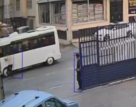 Sürücüsüz ilerleyen aracı böyle durdurdu Bursa'da sürücüsünün el frenini