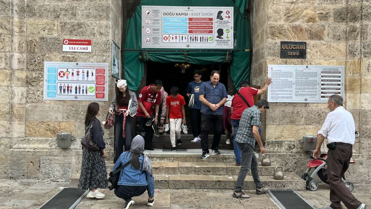 Tarihi cami ziyaretlerine kıyafet mecburiyeti getirildi