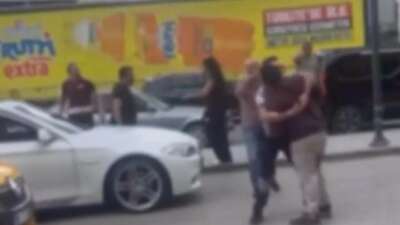 Trafik tartışması yola taştı…Birbirlerine girdiler kavgayı çevredekiler ayırdı