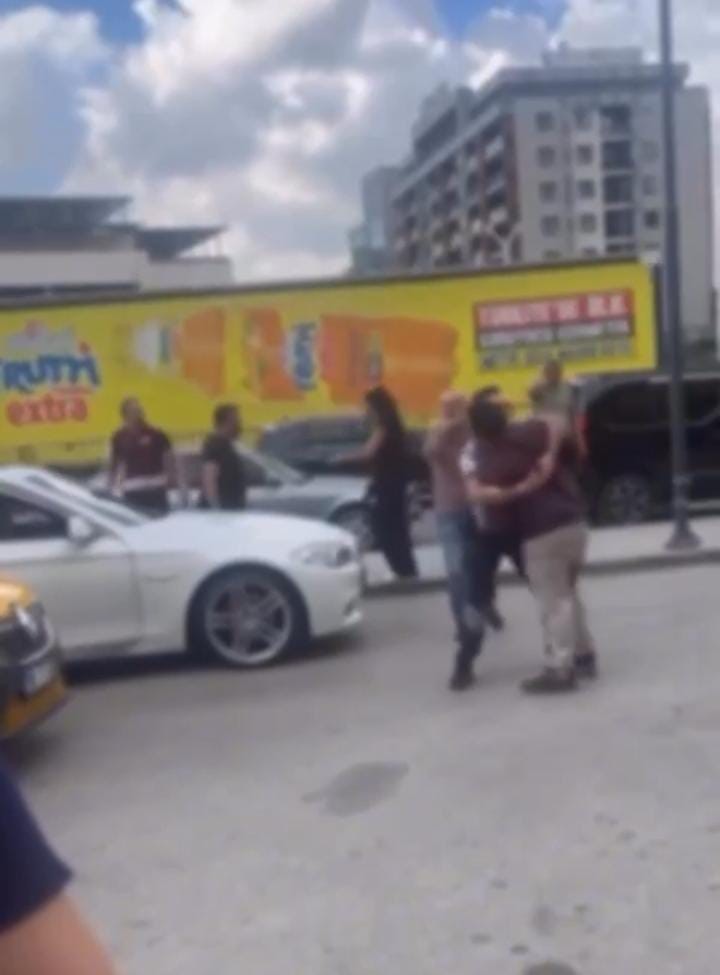 Trafik tartışması yola taştı…Birbirlerine girdiler kavgayı çevredekiler ayırdı