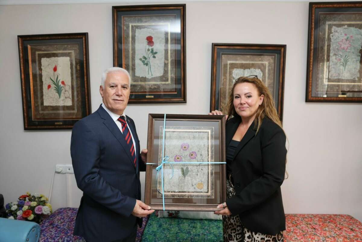 Türkiye’de bir ilki başaran Bursalı sanatçıya Başkan Bozbey’den ziyaret