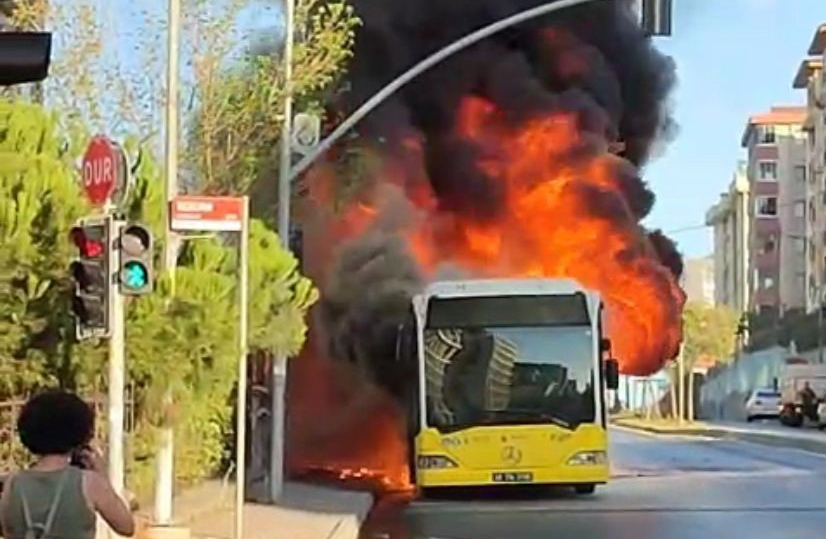 Ümraniye’de İETT otobüsü alev alev yandı
