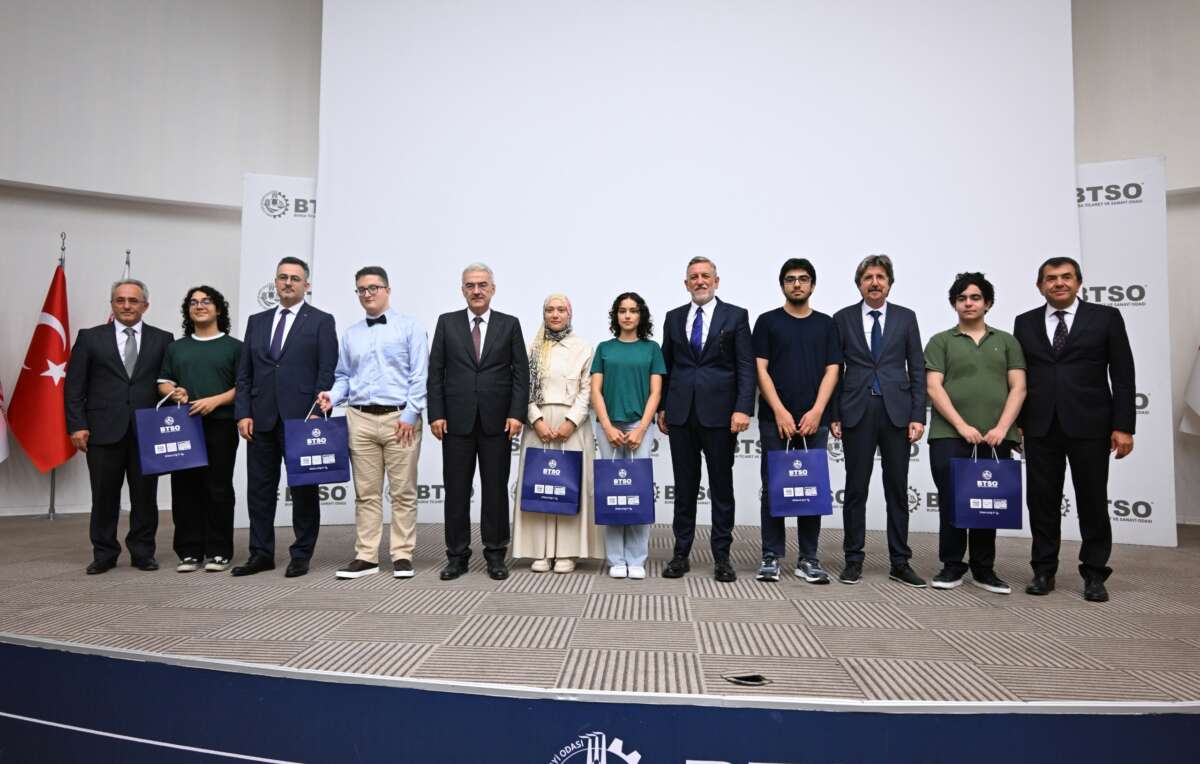 YKS’de dereceye giren Bursalı gençler BTSO’da ödüllendirildi