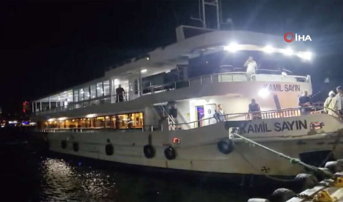 Üsküdar açıklarında kıyıya yanaşan