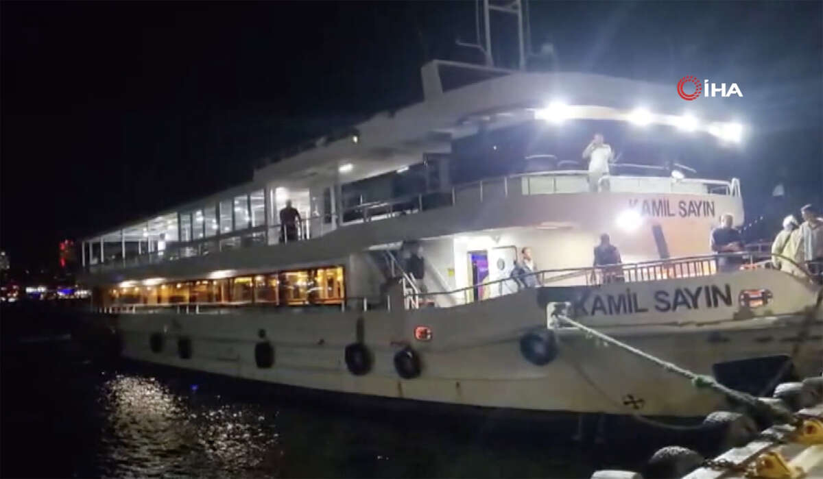 İstanbul Boğazı’nda panik anları: Yolcu vapuru ile gemi çarpıştı