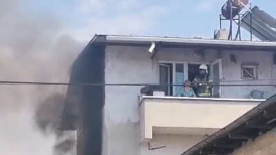 Yangında balkonda mahsur kalan yaşlı kadın kurtarıldı