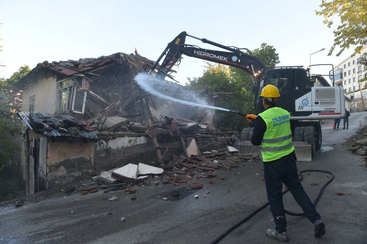 Yıldırım’da metruk bina temizliği sürüyor
