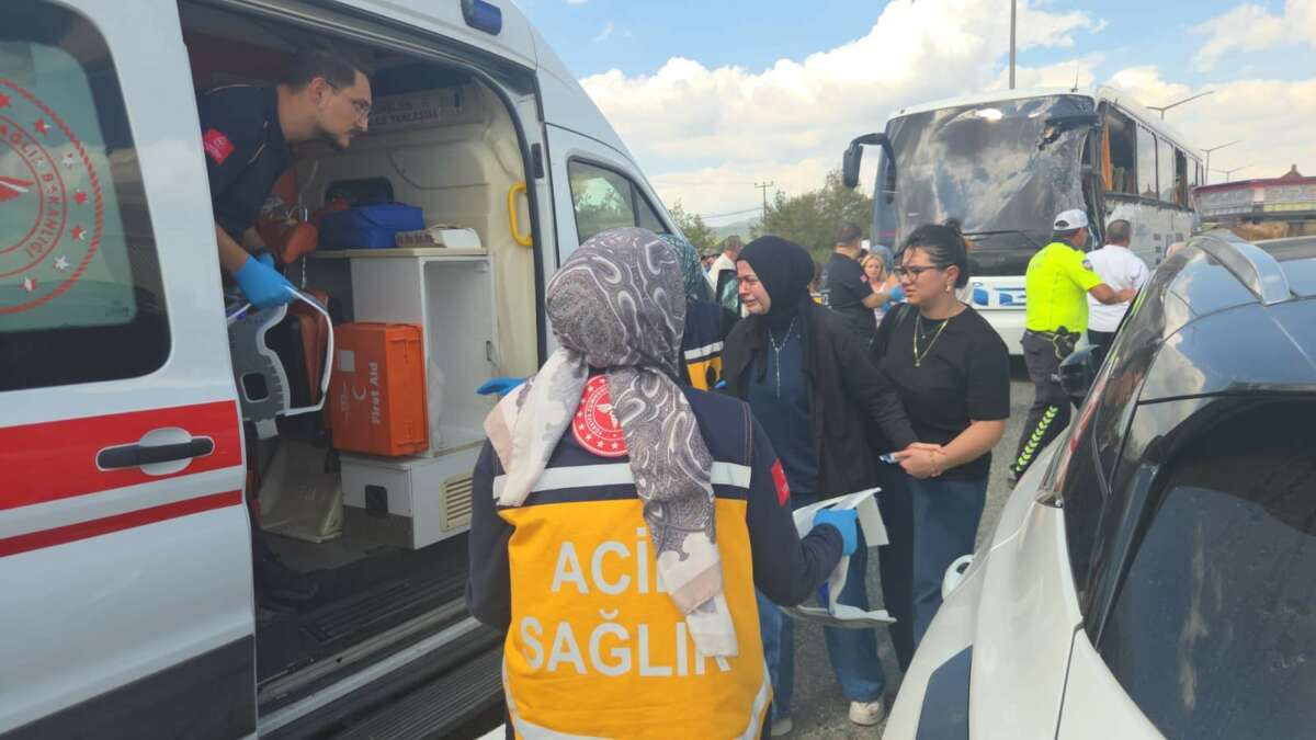 Yolcu otobüsü gemi çapası taşıyan tıra çarptı…3 yaralı