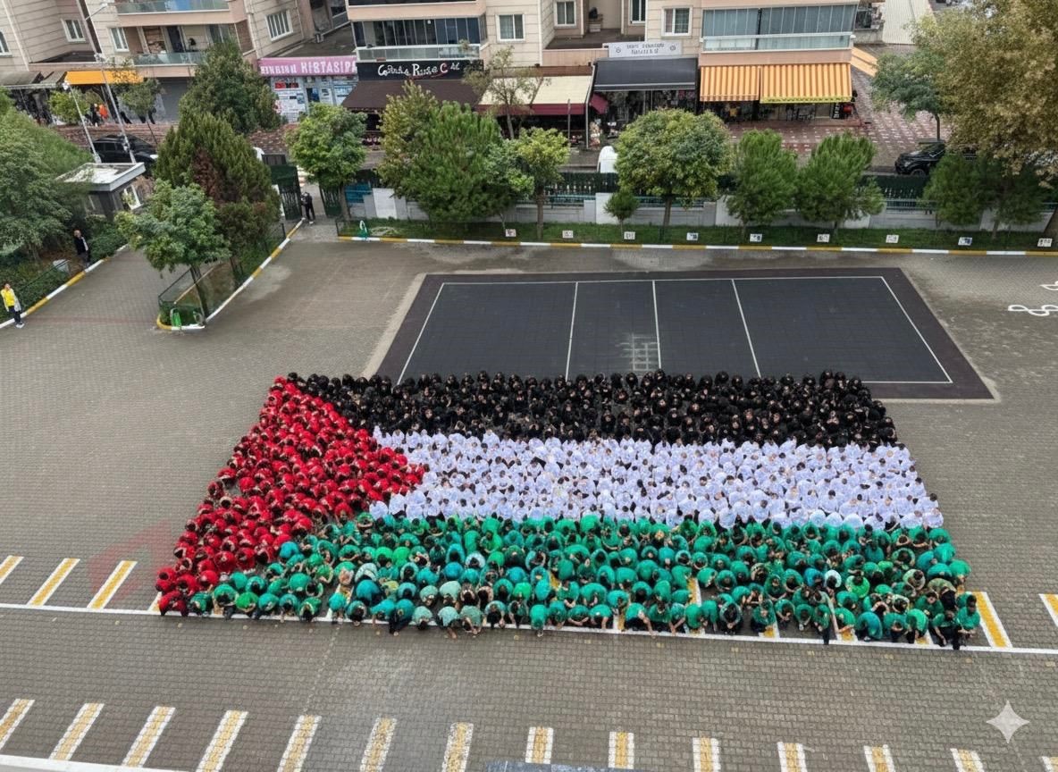  600 öğrenciden Filistin’e dev bayraklı destek