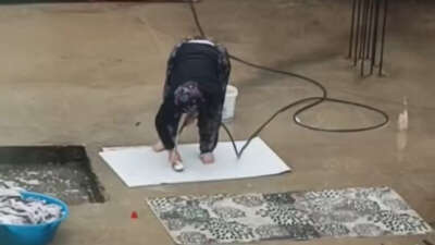 Yağmurlu havada çatıda halı yıkadı, görenler şaştı kal