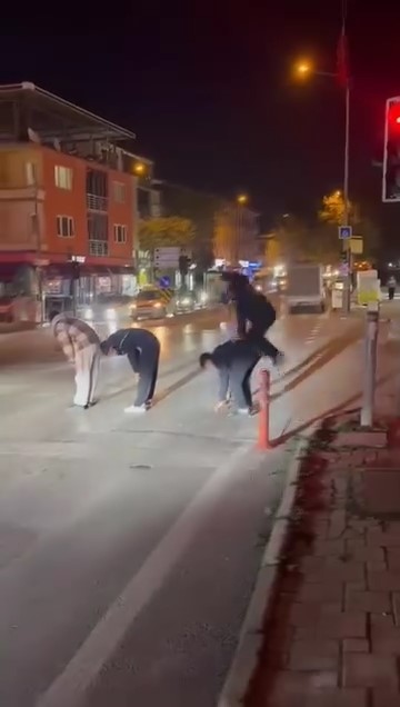 Yaya geçidinden karşıya birdirbir oynayarak geçtiler Bursa'da dört genç caddenin