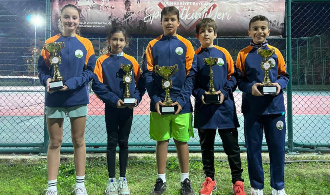 Kortta Osmangazi İmzası Osmangazi Belediyespor Tenis Takımı
