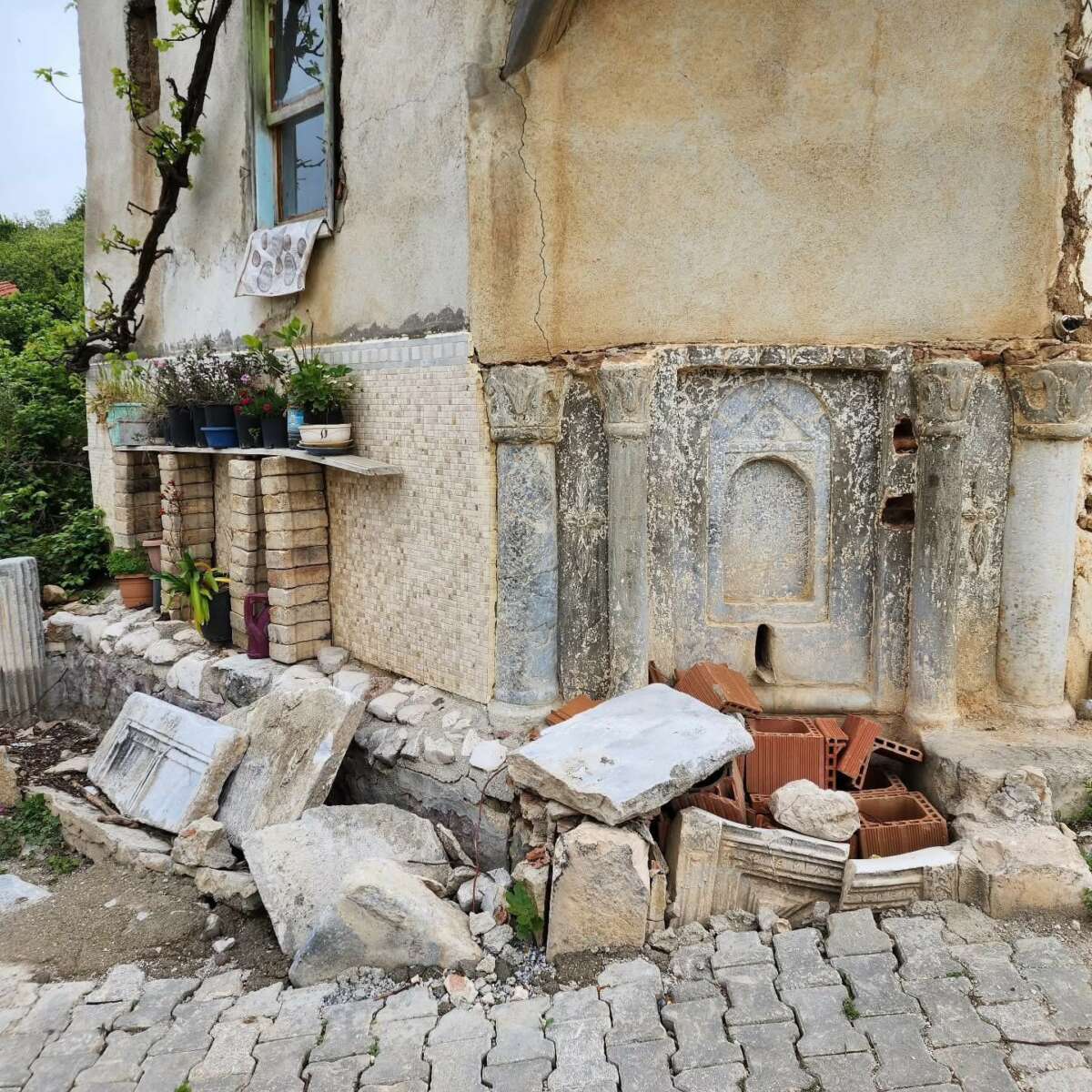 Roma dönemi mermer çeşme tahrip edildi