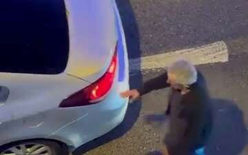 Alkollü sürücü tek şeritli yolda trafiği kesti, trafik polisi gibi davranıp devam etti