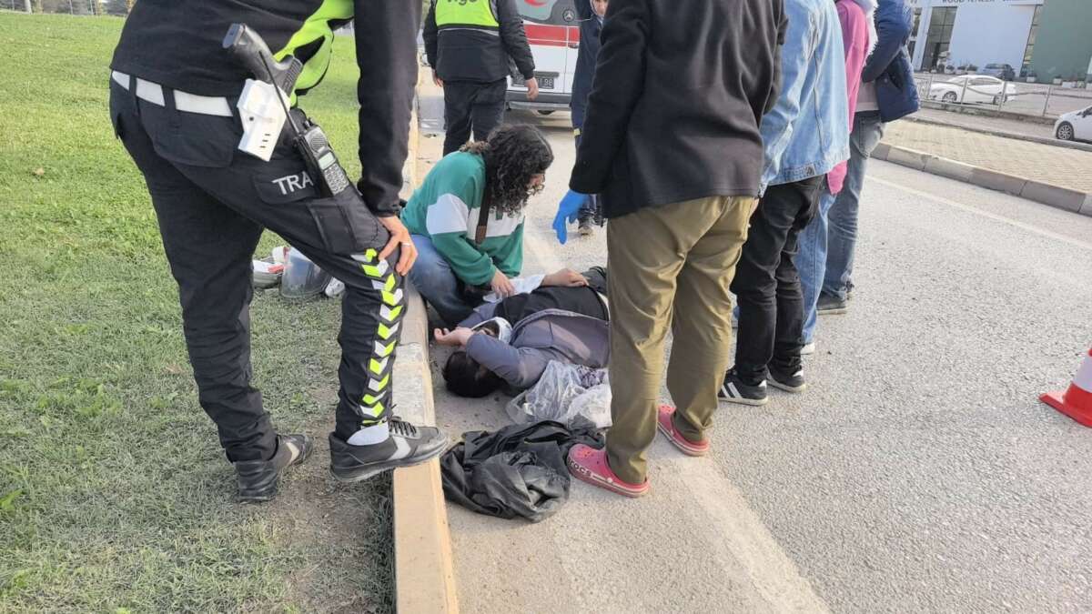 Arabaya bağlanıp iple çekilen motosiklet kaldırıma savruldu: 1 yaralı