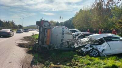 Balıkesir’de yağ tankeri devrildi, 7 araç hasar gördü