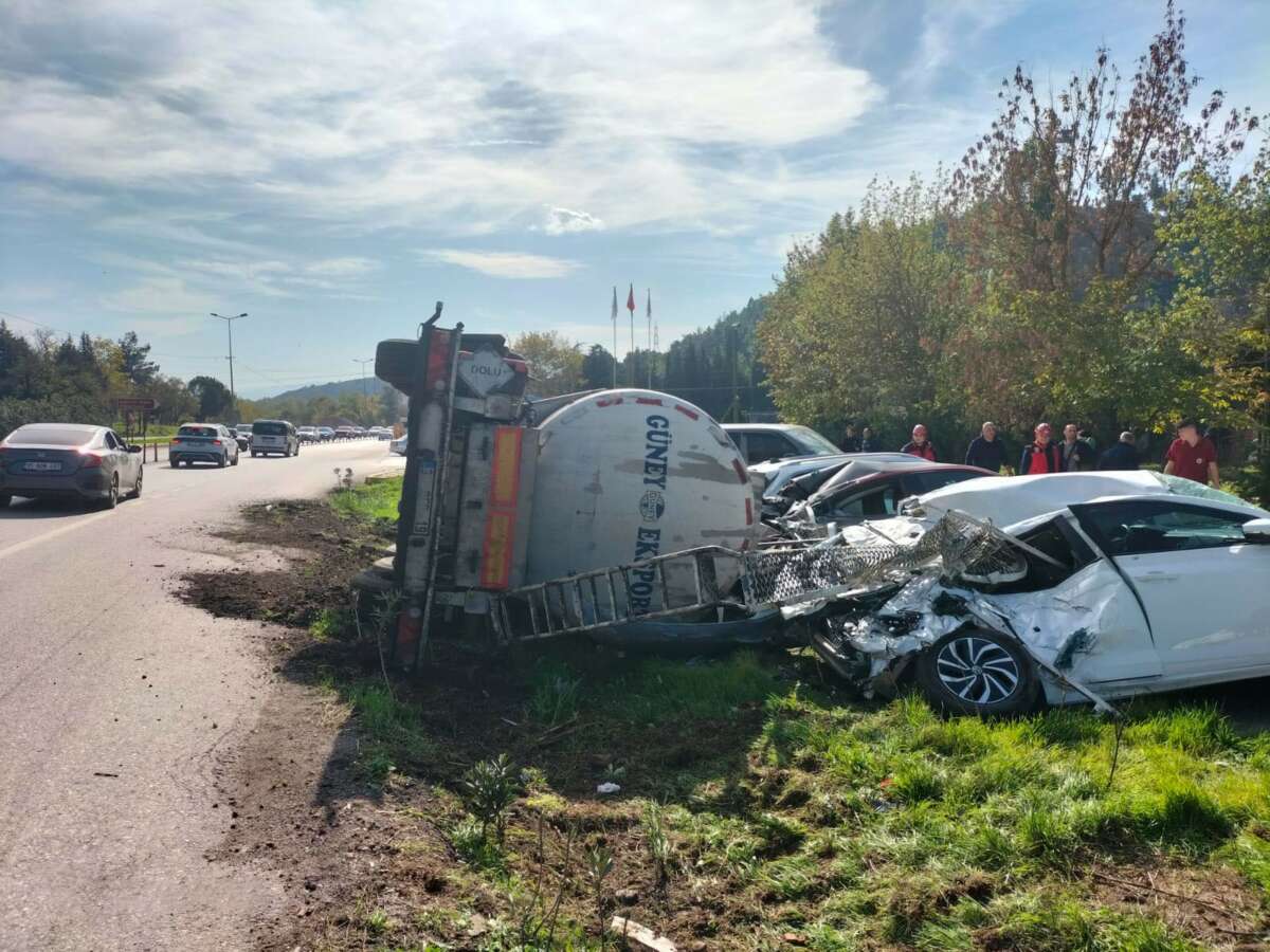 Balıkesir’de yağ tankeri devrildi, 7 araç hasar gördü