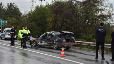 Bariyerlere çarpan otomobil hurdaya döndü: 1 ölü, 2 yaralı