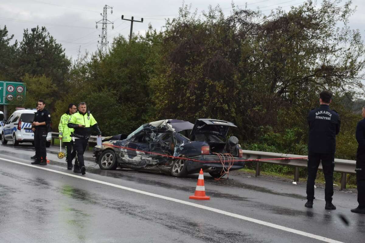 Bariyerlere çarpan otomobil hurdaya döndü: 1 ölü, 2 yaralı