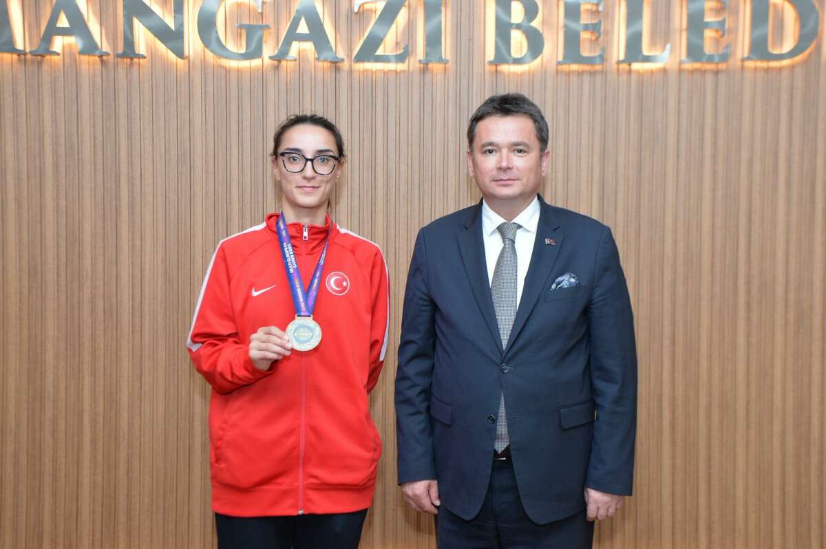 Başkan Erkan Aydın Bursa’nın Gururu Şampiyon sporcuyu ağırladı