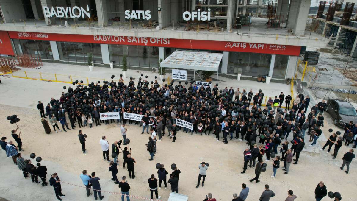  Binlerce mağdur gökyüzüne siyah balon bıraktı