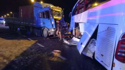 Bozüyük’te yolcu otobüsü ile tır çarpıştı: 20 yaralı