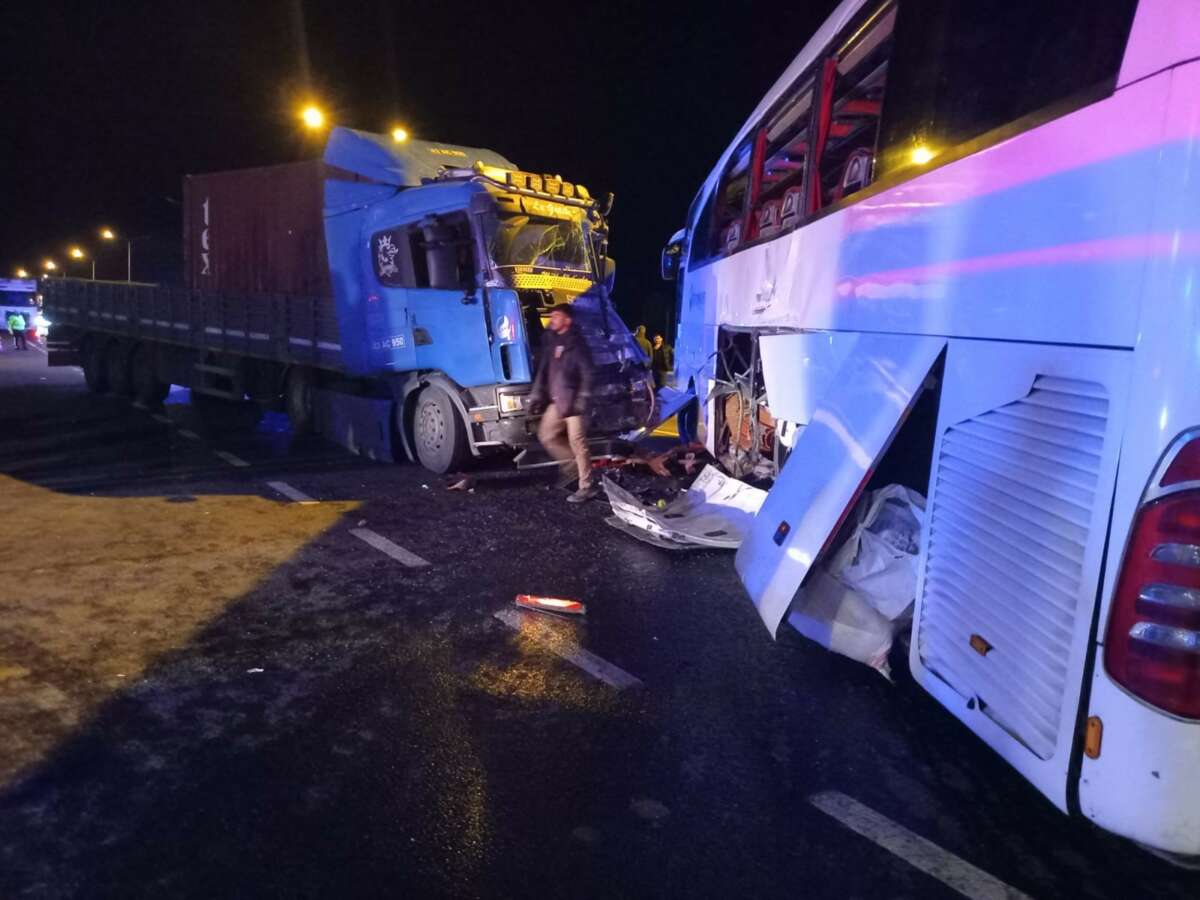 Bozüyük’te yolcu otobüsü ile tır çarpıştı: 20 yaralı