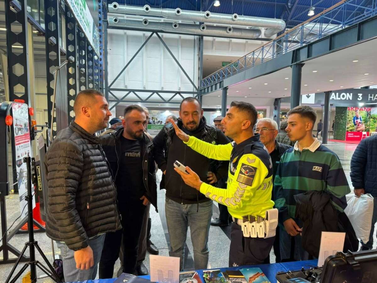 Bursa Tarım Fuarı’nda Jandarmadan Traktör sürücülerine trafik eğitimi