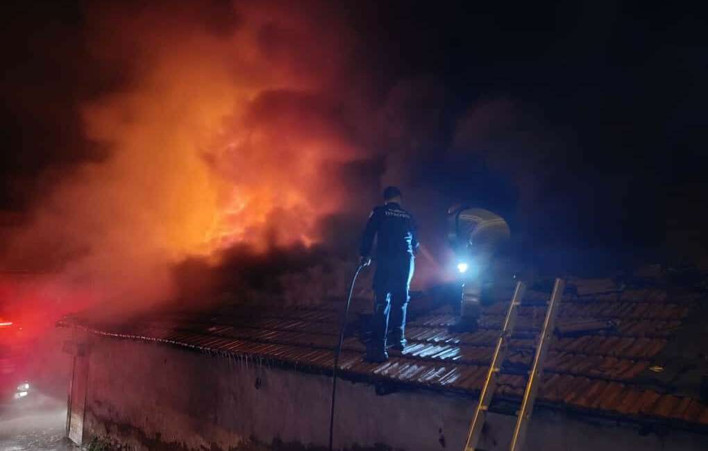 Bursa’da 4 dükkan alevlere teslim oldu Bursa’da otomotiv yedek parça