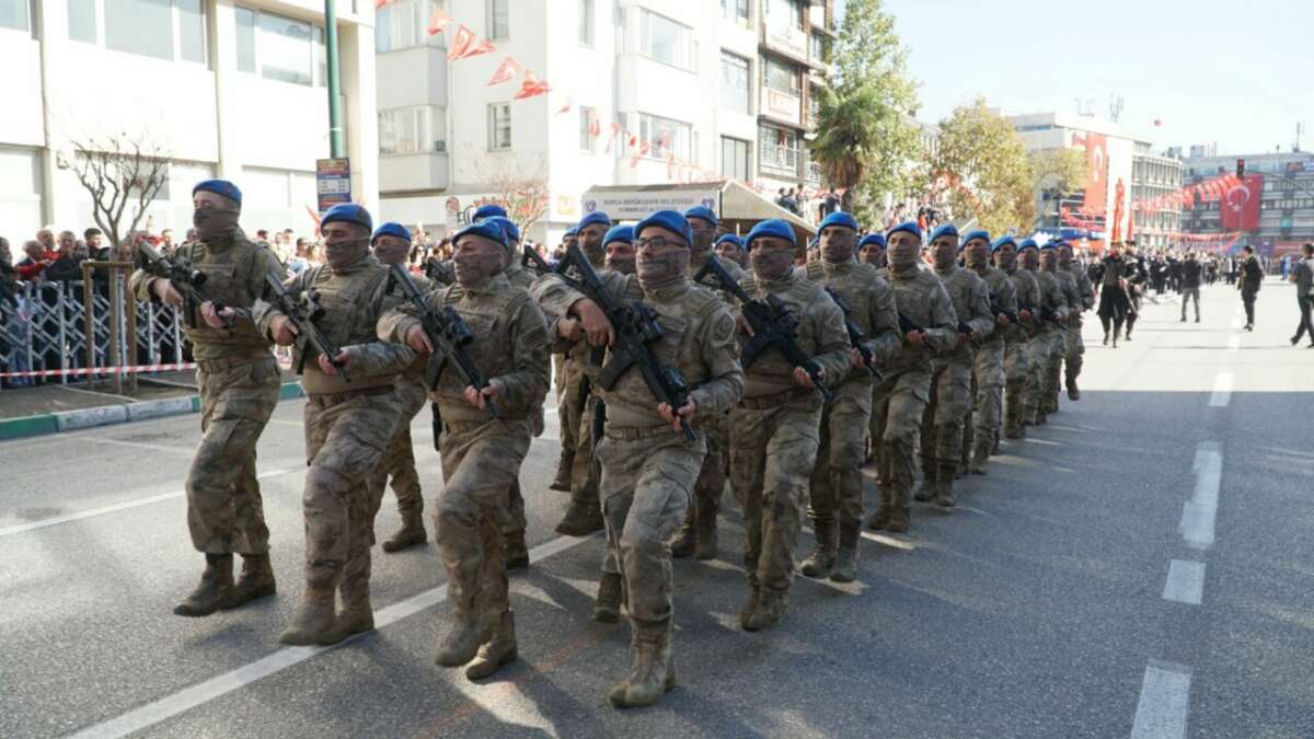 Bursa’da Cumhuriyet Coşkusu: Komandolar ve F-16’lardan gösteri
