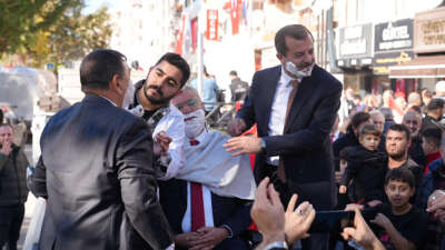 Bursa Gürsu’da kadim gelenek: Başkan, kaymakamı traş etti