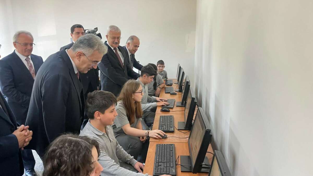 Bursa’da Köy okulu çocuklarının bilgisayar sevinci