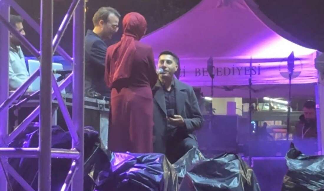 Bursa’da Zeynep Bastık konseri öncesi unutulmaz evlenme teklifi Osmangazi Belediyesi’nin 29 Ekim