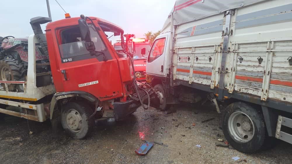 Bursa’da çekici ile kamyonet çarpıştı 4 yaralı