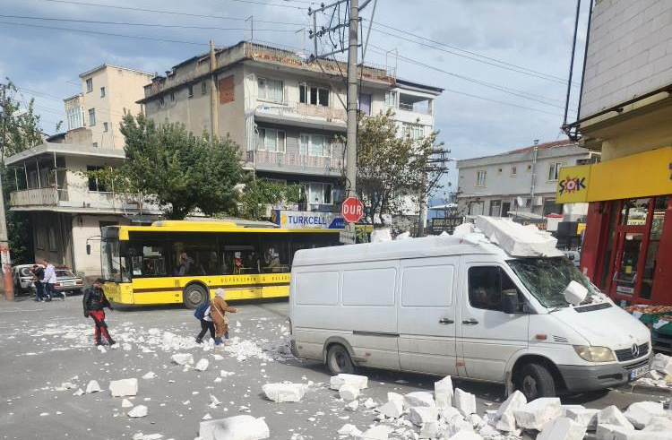 Bursa’da fırtına ağaçları devirdi, çatıları uçurdu