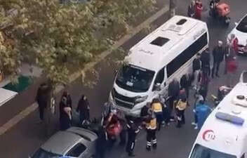 Bursa’da kaygan yolda dengesini kaybeden kurye düştü