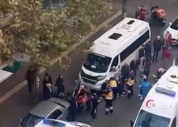 Bursa’da kaygan yolda dengesini kaybeden kurye düştü