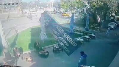 Bursa’da lodos dehşeti: Tabela uçtu, 2 kişi son anda kurtuldu