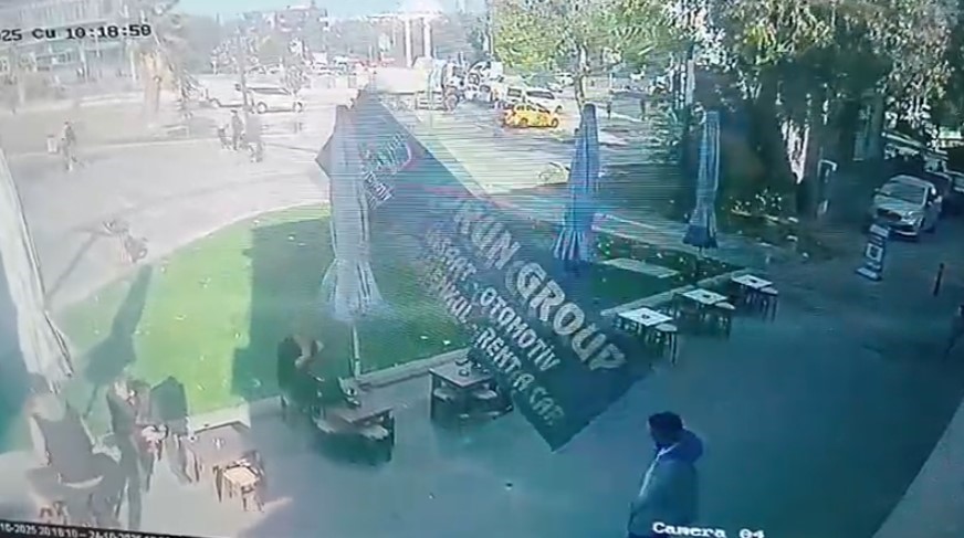 Bursa’da lodos dehşeti: Tabela uçtu, 2 kişi son anda kurtuldu