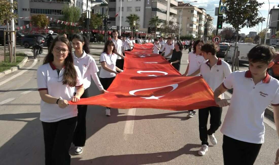 Bursa’da öğrencilerden 500 metre uzunluğunda Türk Bayraklı Cumhuriyet korteji Bursa'da binlerce öğrencinin 500
