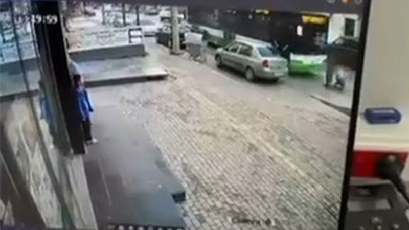 Bursa’da otobüs ve kamyonetin altında kaldılar